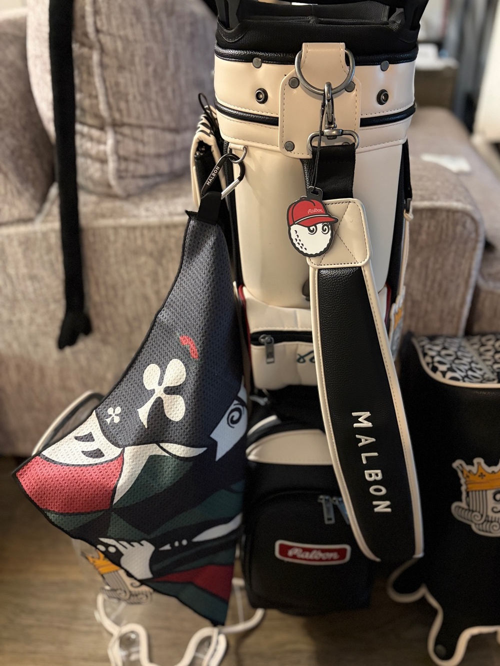 Malbon King of Hearts Stand golf bag w/matching towel. - Picture 13 of 15